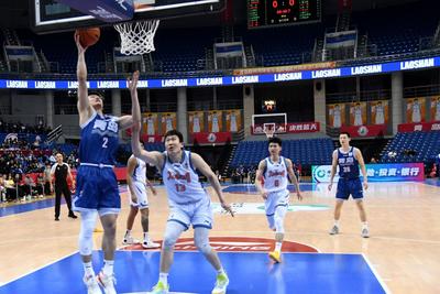 青岛男篮开启夏联之旅，年轻球员接受教练组考察