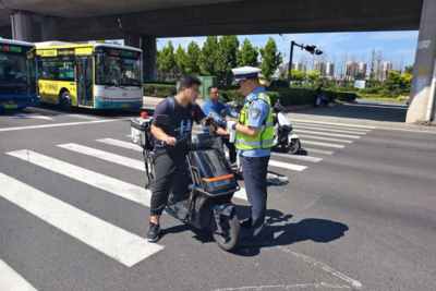青岛公安靶向整治电动车交通乱象，严查不戴头盔、逆向行驶等违法行为