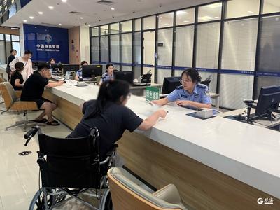 从陪同受伤少年到照看哭闹幼童......青岛这里的细碎暖意很戳人