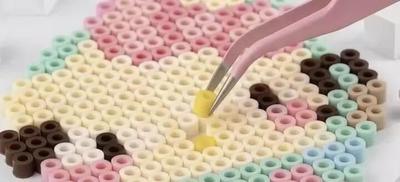10岁女孩每天“拼豆”三四小时眼轴成倍增长，家长震惊：不看电子产品也中招
