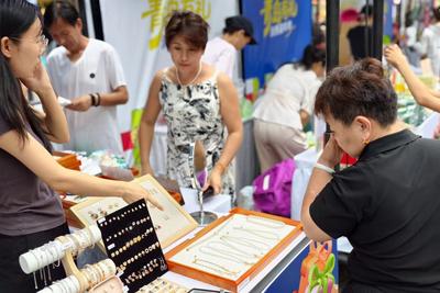 饰品企业组团亮相！“初秋夜泊，青岛有礼”夜经济市集点亮历史城区商业街