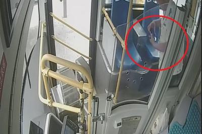 河南游客手机遗落公交车，青岛巴士驾驶员完璧归赵