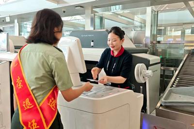用实际行动向最可爱的人致敬！青岛机场暖心护航军人旅客出行
