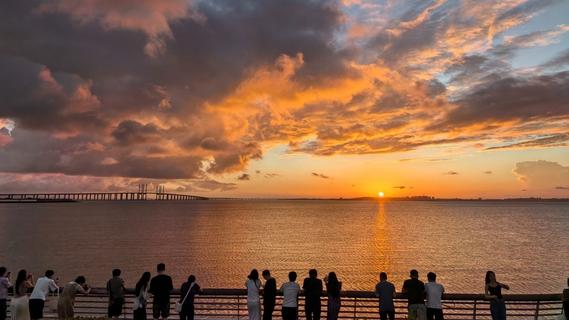 美翻了！当最美夕阳遇上跨海大桥