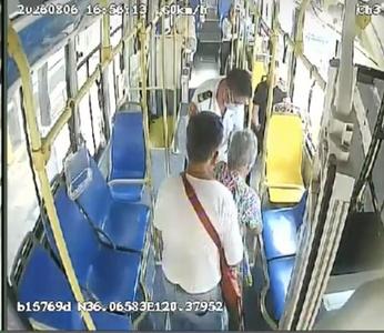 他人需要帮助时及时伸援手，青岛巴士驾驶员暖心举动让城市文明升温