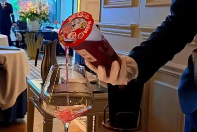 反转了！上海警方通报“低价饮料倒入高脚杯卖398元”