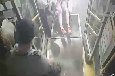 暖心帮扶显担当！青岛隧道1路驾驶员贴心守护特殊乘客出行路