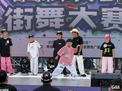 啤酒先生成街头新亮点，啤酒节青年荧光派对引爆夏夜