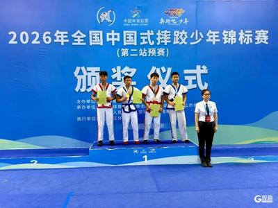 青岛六十三中学子勇夺全国少年摔跤亚军