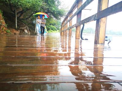 未来三天我省仍有雷阵雨天气，今天到明天山东局部有大雨或暴雨并伴有雷电