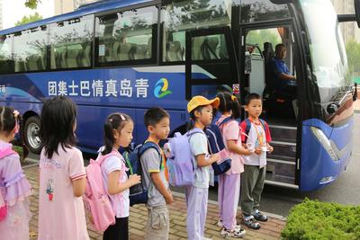 到校提醒、实时位置查询……青岛真情巴士用“智慧+温度”铺就平安通学路