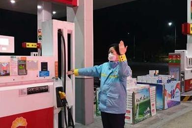今晚油价下调！加满一箱92号汽油将少花9元