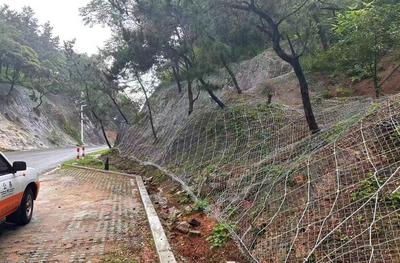 隐患边坡装上柔性拦石防护网，青岛这条省道环山路更安全