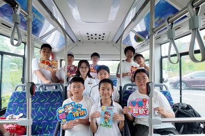 “开学第一课”搬进公交车厢，青岛巴士暖心护航学子出行路