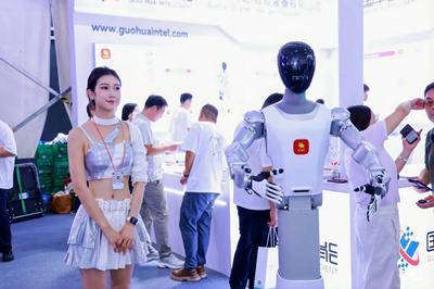 国华智能亮相2026世界机器人大会，智枢2号现场交互圈粉