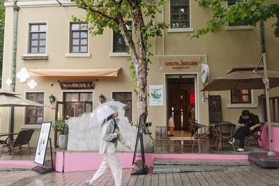 青岛今天多云间阴有小到中雨并伴有雷电，市区最高气温31℃，最低气温27℃