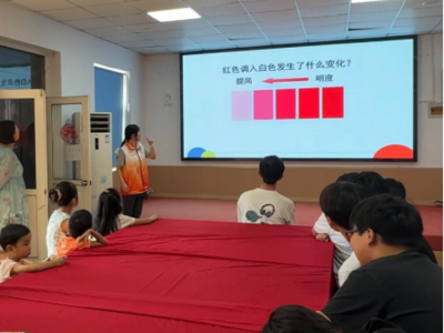 华都社区开展“斑斓色彩 趣绘玩偶”主题活动