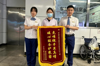 事发青岛地铁2号线！乘客突发不适，一群“热心肠”接力救助