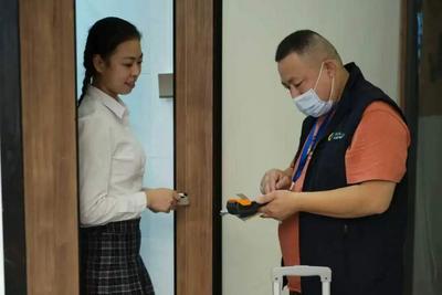 轻装赶飞机！青岛机场行李“门到门”服务了解一下→