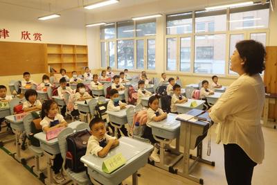 青岛一区发布义务教育学校入学学位预警，涉及这些学校→