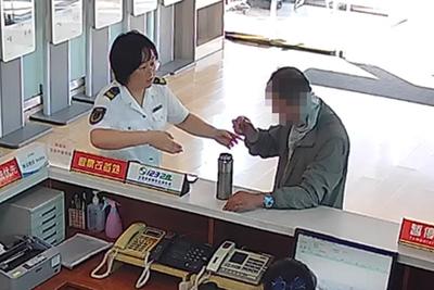 暖心救助中暑小哥，西海岸汽车东站服务有温度