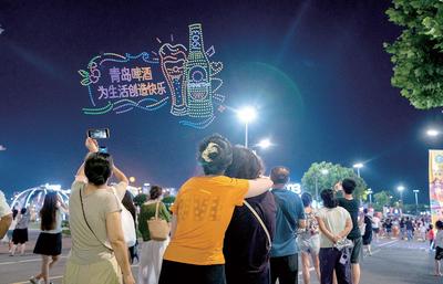 金沙滩啤酒城以“IP+机器人+数字化零售”赋能游客体验，有看头更有玩头