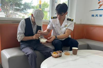 九旬老人独自乘车迷路，青岛巴士暖心守护助其回家