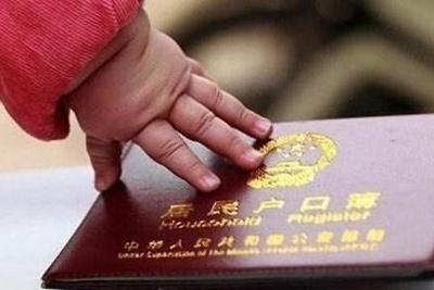 夫妻因给孩子取名起争执，致宝宝2岁还无法落户，经法官劝解后当庭各定一字