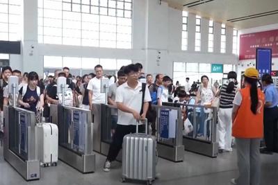 “旅客买票占座放零食”应如何处理？专家解读相关法规