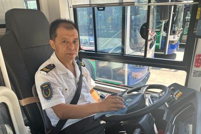 “多看一眼”挽回千元损失！青岛公交驾驶员这个举动让乘客连声道谢