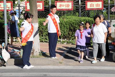“守护开学路·温情谢师恩”！青岛巴士421路用心用情“诚载美好”