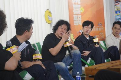 来里院像串门！黄渤孟京辉常远刘钧齐聚青岛聊喜剧
