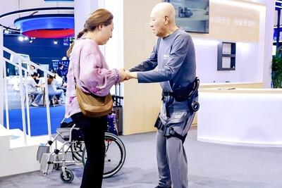 创新主动抬步模式，海尔外骨骼机器人新品电博会首发亮相