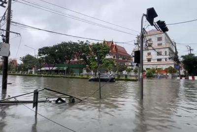 泰国多地强降雨致交通受阻，政府启动24小时游客援助机制