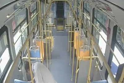 赴外地新生遗失背包，青岛巴士隧道1路两位司机25分钟接力完璧归赵