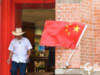 国旗飘扬，青岛街头换上国庆靓装