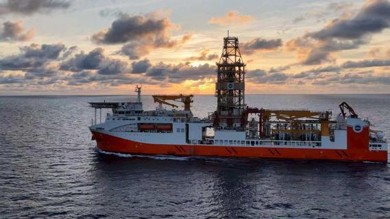 “梦想”号南海试钻成功，钻获深海洋盆玄武岩样品