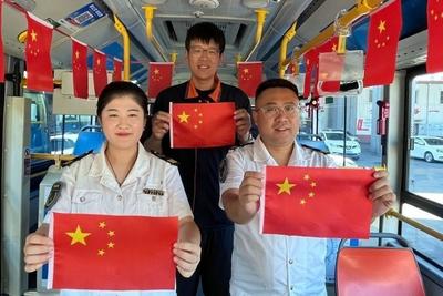 红旗映车厢、山海入窗来！青岛巴士国庆主题车厢驶上街头