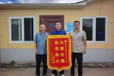 路遇房屋起火秒变“消防员”，青岛真情巴士司机紧急灭火守住一个家