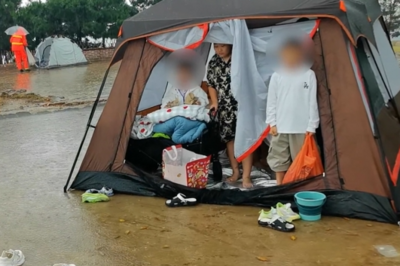 中秋假期，6名游客在小麦岛露营遇风雨被困，执法人员及时出手