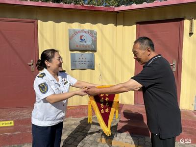 青岛巴士驾驶员拾金不昧，失主送来锦旗致谢
