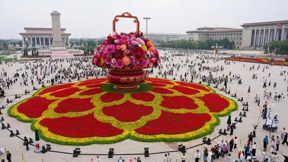 大广场，大花篮，这份祝福很中国！