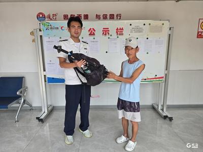 乘客背包失而复得！青岛巴士贴心守护财物安全