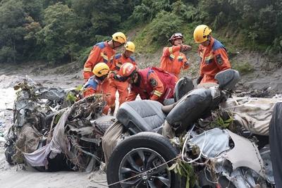 水中“填”路、峭壁抢险，吉隆口岸救援为何困难重重？专家详解