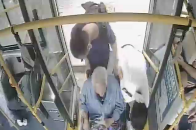 温情服务暖人心！青岛公交驾驶员贴心帮扶轮椅老人获赞