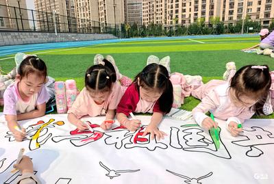 青岛育新小学组织开展“庆国庆”少先队主题活动