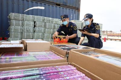 青岛海关截获夹藏出口烟花25吨，109590支手持烟花等“伪装”成折叠桌椅套装