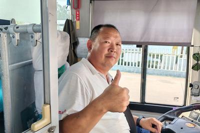 万元现金完璧归赵！青岛公交车厢再次上演拾金不昧暖心事
