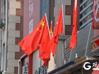 国旗飘扬，青岛街头换上国庆靓装