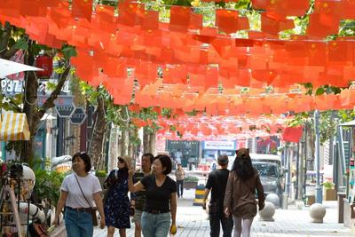 国旗飘扬，青岛街头换上国庆靓装